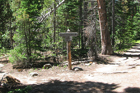 junction with the side trail to the Hole-in-the-Wall campsite