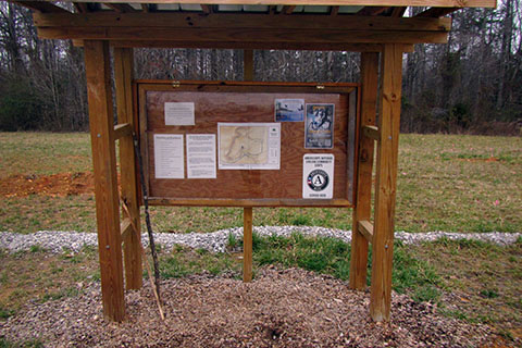 Trailhead at the west of the Parking area