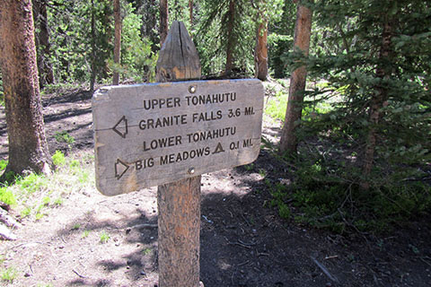 Trail sign at the Tonahutu Creek Traial and Green Mountain Trail Junction. Sign Indicates the direction to the Upper and Lower Tonahutu